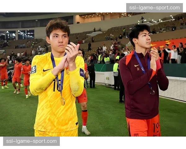 场边花絮:两队主帅因一次界外球判罚发生激烈言语交流 场边花絮:两队主帅因一次界外球判罚发生激烈言语交流