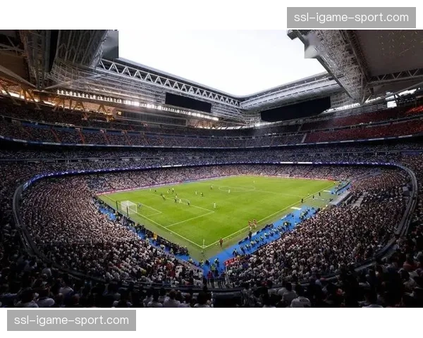 柏林联合球迷在主场外布置巨型TIFO,为球队首个欧冠主场造势 柏林联合球迷在主场外布置巨型TIFO,为球队首个欧冠主场造势