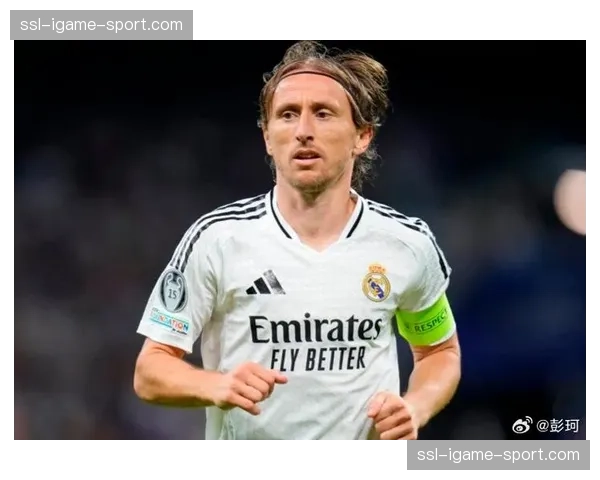 特写:38岁的莫德里奇替补登场,一脚禁区外远射中柱,赛后独自加练射门 特写:38岁的莫德里奇替补登场,一脚禁区外远射中柱,赛后独自加练射门