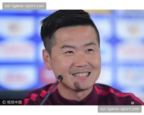 场边镜头:沧州雄狮主帅肇俊哲因抗议判罚被出示黄牌警告