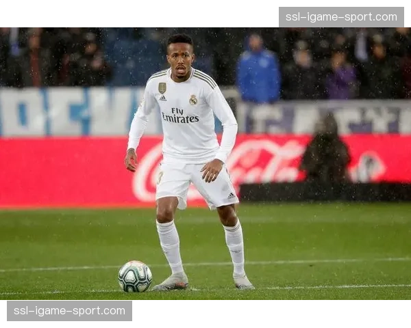 米利唐伤退瞬间：皇马中卫捂膝倒地，安切洛蒂面色凝重